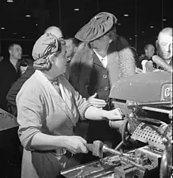 Eleanor Roosevelt in gesprek met een vrouwelijke machinist tijdens haar "goodwill tour" in Groot-Brittannië (november 1942)