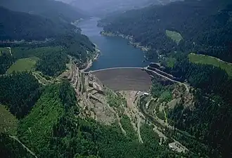 Op de voorgrond de South Fork McKenzie met de Cougardam en het Cougar Reservoir
