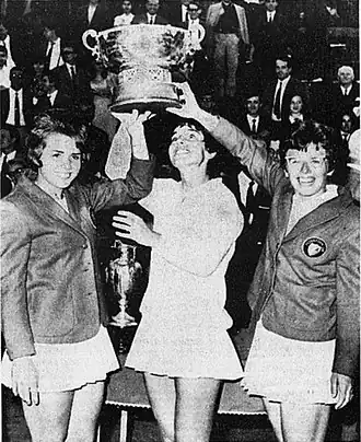 Julie Heldman (midden) bij huldiging Federation Cup in 1966; links Carole Graebner en rechts Billie Jean King