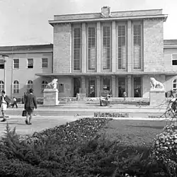 Het tweede stationsgebouw bij de heropening op 3 oktober 1949.