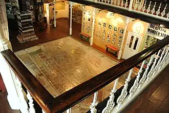 Blik op de begane grond van het museum