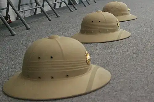 “Elephant Hat”, een moderne kunststof tropenhelm van het US Marine Corps[11]