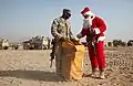 De kerstman brengt kerstcadeaus aan militairen in Afghanistan, 24 december 2011