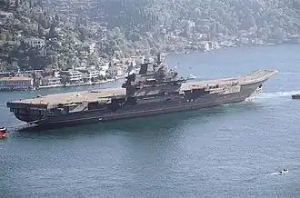 De Liaoning (hier nog onder de oude naam Varyag) wordt door de Bosporus gesleept.