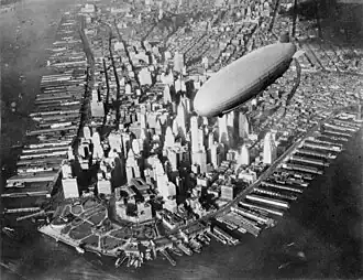 Zeppelin USS Akron boven Lower Manhattan, jaren 1930