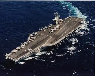 De USS Dwight D. Eisenhower tijdens een missie in de Middellandse Zee in 1998.