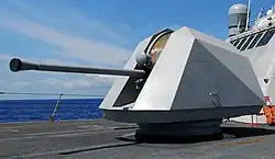 Het 57mm Bofors-kanon, Mk III, ontwikkeld in samenwerking met BAE. De type 3 versie is ontworpen voor het gebruik van AHEAD (Advanced Hit Efficiency And Destruction) minuties, die geprogrammeerd kunnen worden om vlak voor impact een grote lading metalen fragmenten uit te strooien, waarmee o.a vliegtuigen en raketten neergehaald kunnen worden.