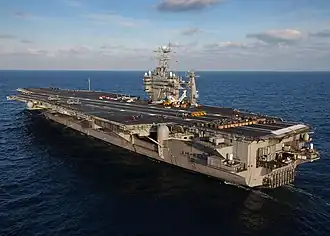 De USS George Washington in de Atlantische Oceaan in 2004.