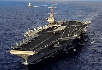 De USS John C. Stennis in formatie voor een foto-oefening in 2007.