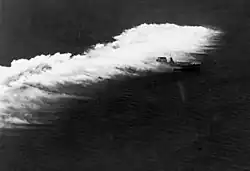 Vliegdekschip USS Lexington (CV-2) onder een rookgordijn (1929)