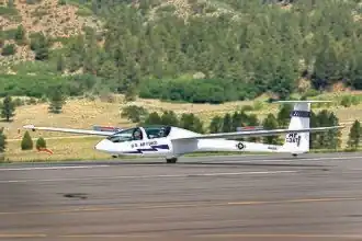 US_Air_Force_Academy_TG-16_glider_landing