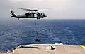 Een MH-60s Seahawk zet een USMC M327-mortier op het amfibisch transportschip USS Bataan (LHD-5)