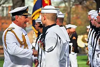 Jonathon Band (links) spreekt met een Amerikaanse matroos