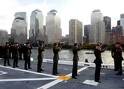 World Financial Center met de North Cove Marina, gezien vanaf een schip van de United States Navy op de rivier Hudson in 2009; alle gebouwen (deels) zichtbaar