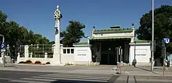 Het stationsgebouw aan de Johannesgasse met links het portaal van de Wien.