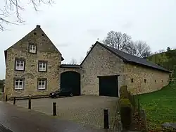 Winthagerhof; hoeve met binnenplaats van Kunradersteen, mergel en baksteen; aan de straat twee puntgevels. Woonhuis met segmentboogvensters en rechthoekige vensters in Naamse steen, en resten van oudere venstertjes en van een rondboogingang; gevelsteen in de puntgevel van mergel