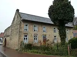 Hoeve met Kunradersteen en aan de binnenplaats ook vakwerk met taustenen rondboogpoort