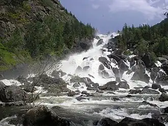 De waterval Bolsjoj Tsjoeltsjinski in Biosfeerreservaat Altajski.