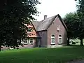 Van oorsprong kortgevelboerderijg verbouwd tot krukhuis en aan de overkant van de weg een zagerij