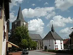 Oude Raadhuis en kerk van Uelsen (2012)