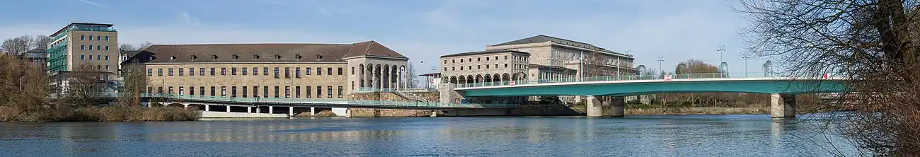 Ruhroever met Stadthalle en Schlossbrücke