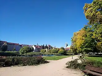 Zich vanaf de Poolse zijde met beide delen van dit park en de rivier de Neisse