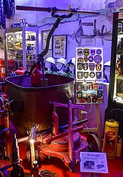 Handbediende brandweerpomp uit circa 1862