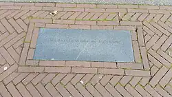 Stoeptegel met tekst (oktober 2019)