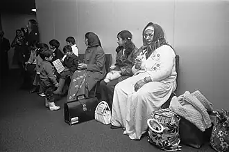 Indiërs die Oeganda uitgewezen zijn gearriveerd op Schiphol (1972)