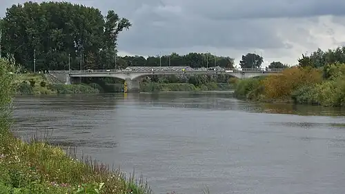 De Uitbergenbrug over de Schelde vanaf de oever in Wichelen