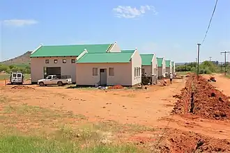 Veel gebouwen in Orania zijn gebouwd in de Kaaps-Hollandse stijl (Stokkiesdraai in aanbouw).