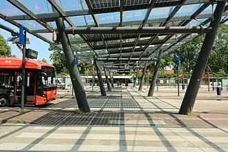 Busstation Uithoorn, met links en midden bussen aan oplaadstations