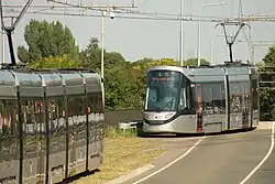 Een aankomende tram vanuit Uithoorn Busstation, een andere tram staat gereed voor vertrek; 20 juli 2024.