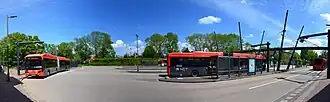Een busstation met bussen van R-Net