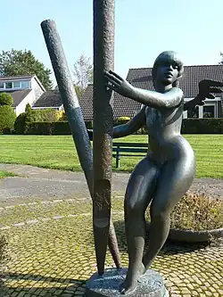 beeld, met Arp Schnitzgerhof op de achtergrond