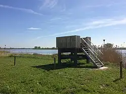 UItkijktoren, Scherenwelle, Wilsum en aan de overzijde van de IJssel gelegen Onderdijkse waard in het Reevediepgebied