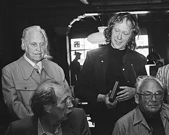 Staand: Glansdorp (links) en Eric Claus bij de uitreiking van de Thérèse van Duyl-Schwartzeprijs in 1985