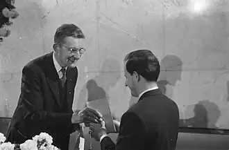 Gerard Wiarda (links) reikt televisieprijs uit aan Milo Anstadt (1960)