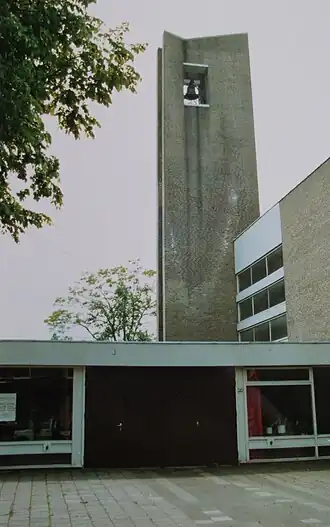 De Uitweg medio 1985 (gezien vanaf Tussen Meer) (de Baden Powellweg ligt rechts buiten beeld).