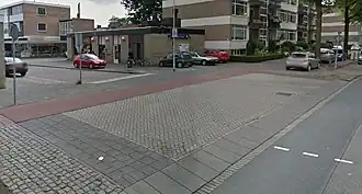 Zicht op het restaurant. Het bushokje waar de zogenoemde 'bushokjesgetuigen' zaten bevindt zich vlak achter dit camerastandpunt.