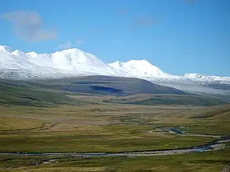 De Tavan Bogd vanuit Rusland. De Hüjtenpiek bevindt zich uiterst links op de achtergrond van de foto.
