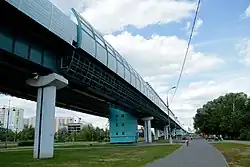 De lift tussen de sporen aan de westkant