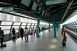 Het perron gezien uit het oosten