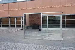 Ulrich Rückriem: "Zonder titel" weerspiegeld in Pavilon Sculpture II van Dan Graham