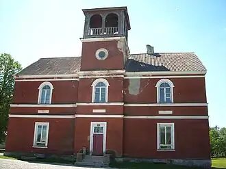 De ingang van het landhuis