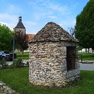 Oude waterput met Saint-Rémykerk op achtergrond