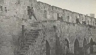 Arabische troepen vuren vanaf de muur rond de oude stad in Jerusalem; 1948.