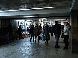 een van de tunnels tussen verdeelhal en de toegangen