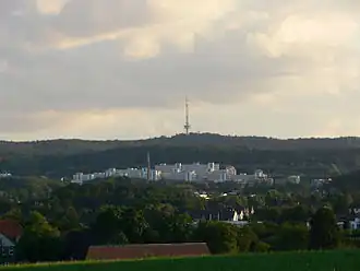 De universiteit met op de achtergrond het Teutoburgerwoud