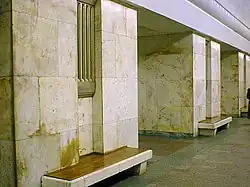 Detail van de pylonen met bankjes